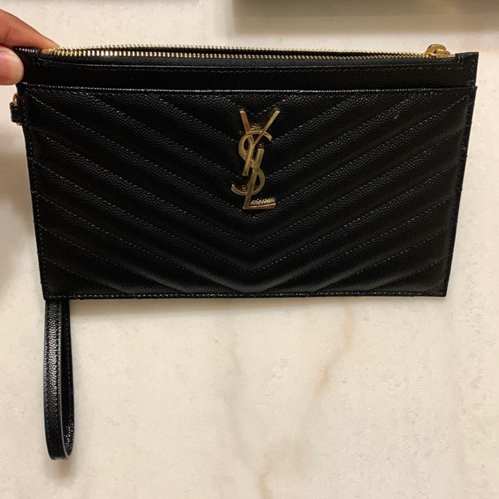 YSL YVES SAINT LAURENT CASSANDRE MATELASSÉ Clutch Wristlet. 😊